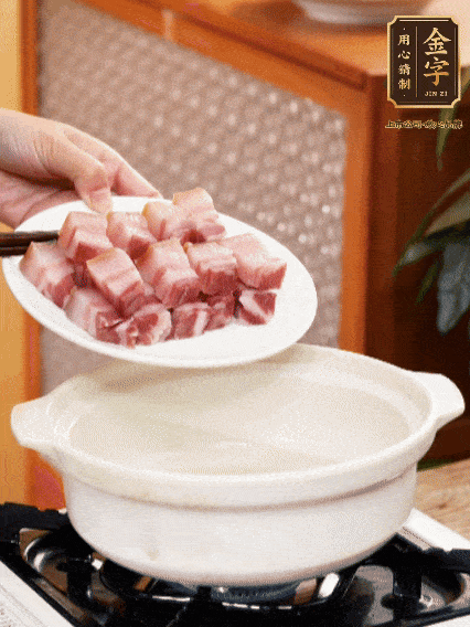 鍋內倒油，下咸肉微微煸炒，再放排骨炒一下