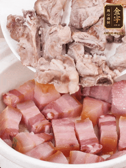 倒入開水燉煮，大火燒開后轉小火