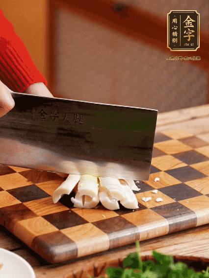 春筍剝去外殼，拍碎切成小條