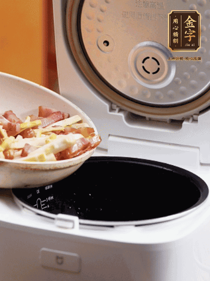 和洗凈的大米一起倒入電飯煲，攪拌均勻。水剛好沒過大米