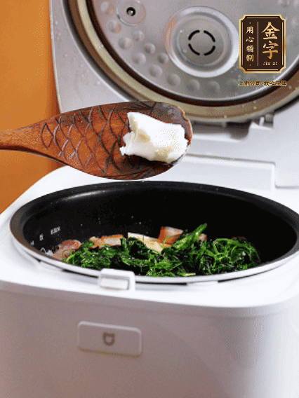 放入電飯鍋、加1勺豬油翻拌均勻