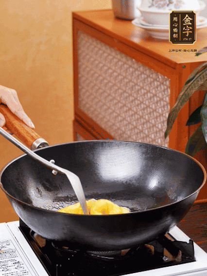 熱油，下雞蛋液煎好，盛出備用