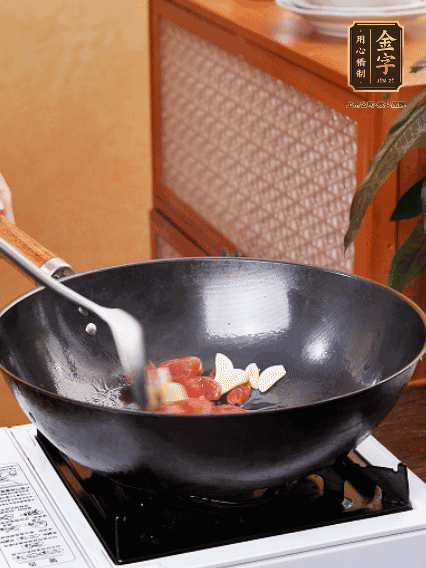 熱油，香腸微微煸出香味，加蒜片、小米辣