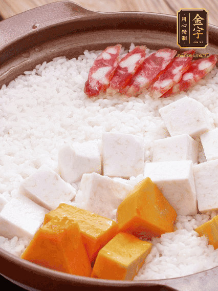 砂鍋涂油，放入泡好的大米。鋪上芋頭、南瓜，倒入開(kāi)水剛好沒(méi)過(guò)，中火煮到水收干