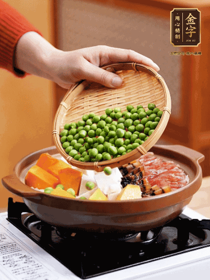 再鋪上臘腸、醬油肉、豌豆，小火煲6分鐘