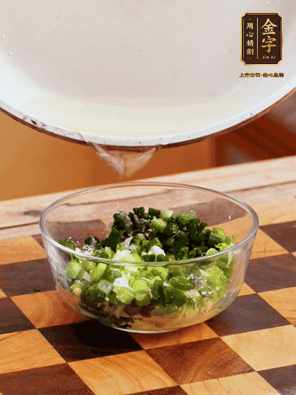 姜末、蔥末加鹽，潑熱油做成蔥姜醬