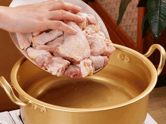 雞肉冷水下鍋，加蔥姜焯水