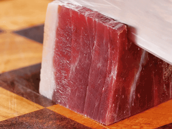 金字火腿去皮切片，溫水浸泡5分鐘