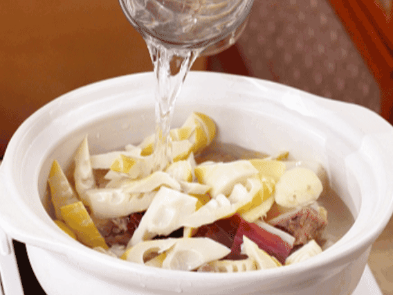 砂鍋中依次放入姜片、雞肉、春筍、火腿，加入足量的水，大火燒開后，轉(zhuǎn)小火燉40分鐘