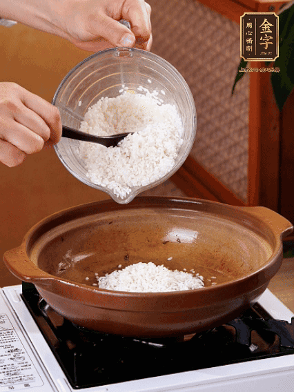 砂鍋中倒入煎羊肚菌的油，涂勻。加入提前浸泡過1小時(shí)的生米，再加入和生米齊平的水,,蓋蓋子，大火煮沸后轉(zhuǎn)小火煮至水分微干