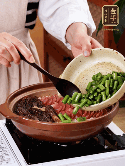 鋪上金字香腸、羊肚菌、蘆筍，蓋蓋子燜7分鐘