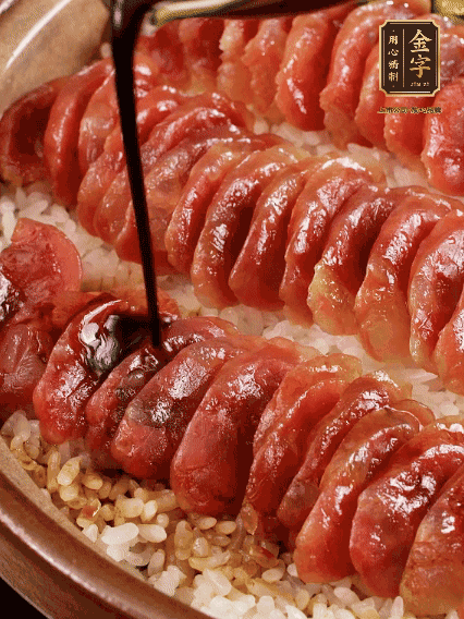 淋上醬汁攪拌均勻
調(diào)一個(gè)醬汁：生抽2匙、老抽半匙、蠔油半匙、白砂糖1/3匙、雞精1/3匙、香油5滴、水1匙