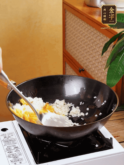 3個雞蛋攪成蛋液，下鍋煎至5成熟