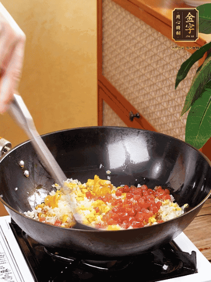 放隔夜飯攪散，加香腸，1勺生抽、半勺鹽調(diào)味。最后撒蔥花