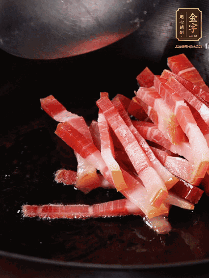 豬油潤鍋，下火腿煸香