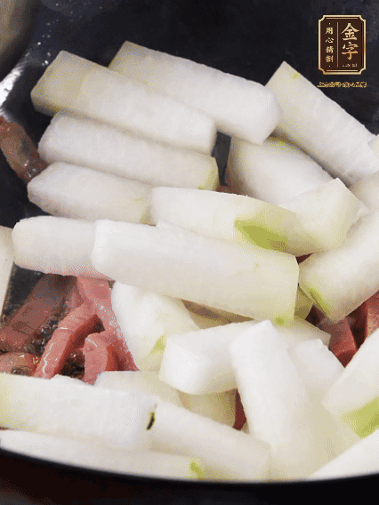 再下冬瓜微微煸炒，加一小碗水，中小火煨5分鐘