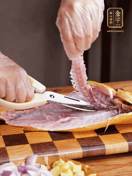 黃魚處理干凈，對半片開去骨，泡入蔥姜水、料酒、鹽調(diào)成的料汁中浸泡15分鐘，擦干水分